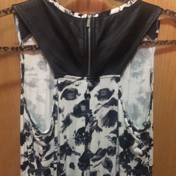 DYNAMITE PRINTED BLOUSE - Picture 4 of 4